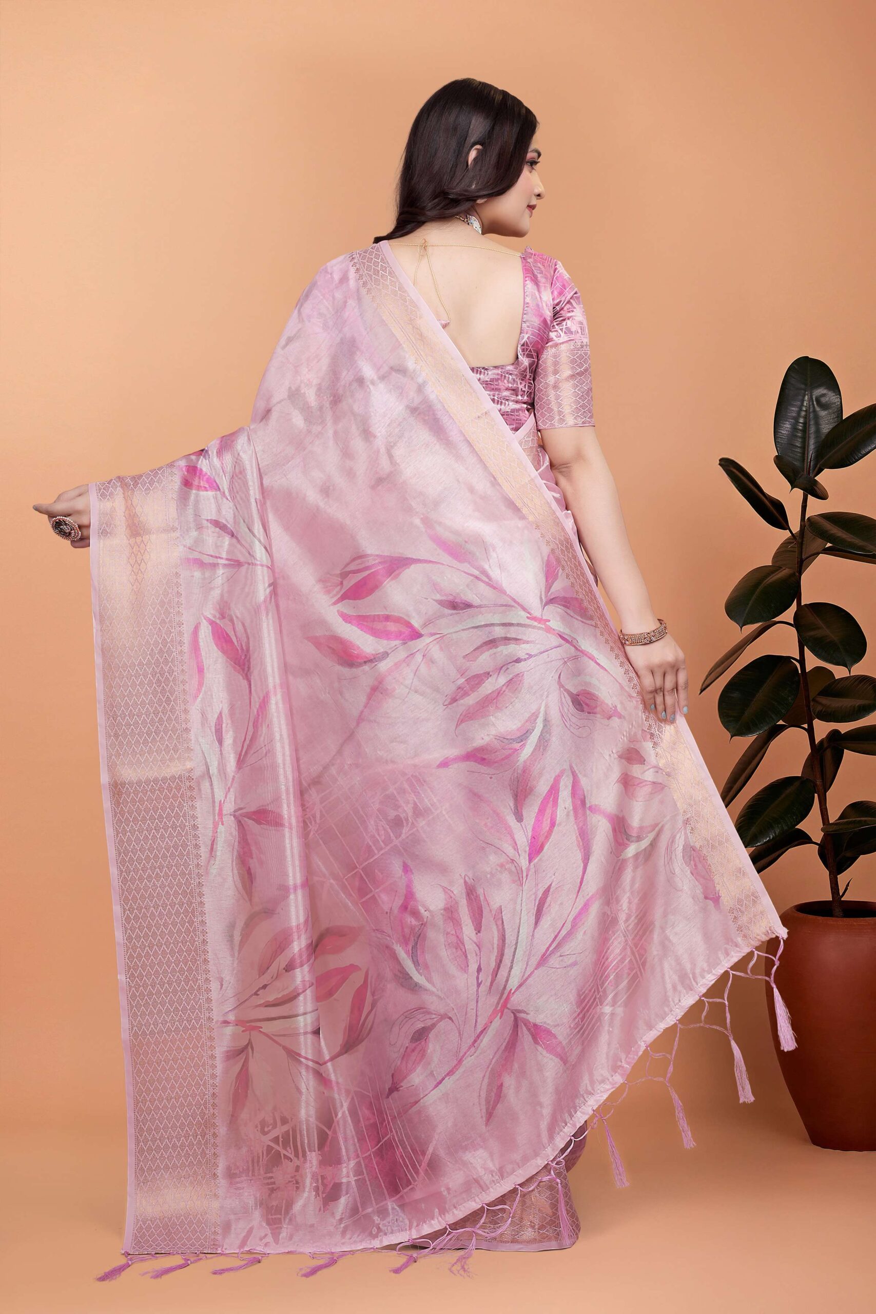Soft Pink Silk Saree with Elegant Leaf Pattern - Image 2