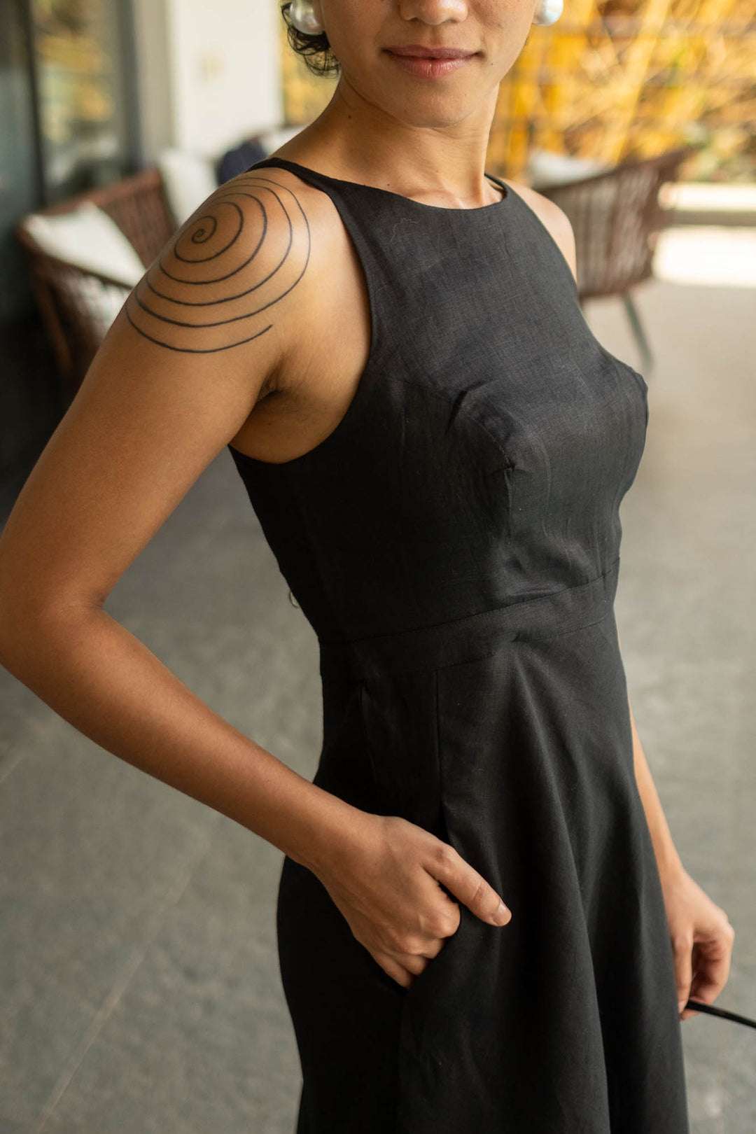 Women's Cotton Solid Pain Sleeveless Cutaway Midi Dress Midi Dress Stylish Western One Piece Casual Dress ( Black )